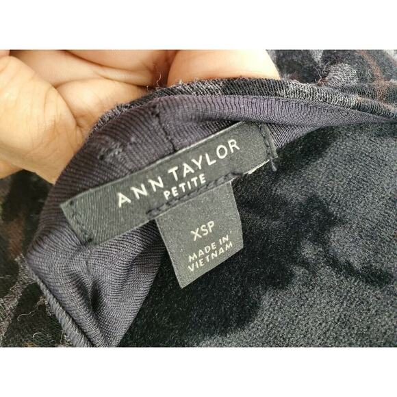 Ann Taylor Animal Print Gray Rayon V-Neck Long Sleeve Knee Length Dress X-Small - Picture 10 of 10